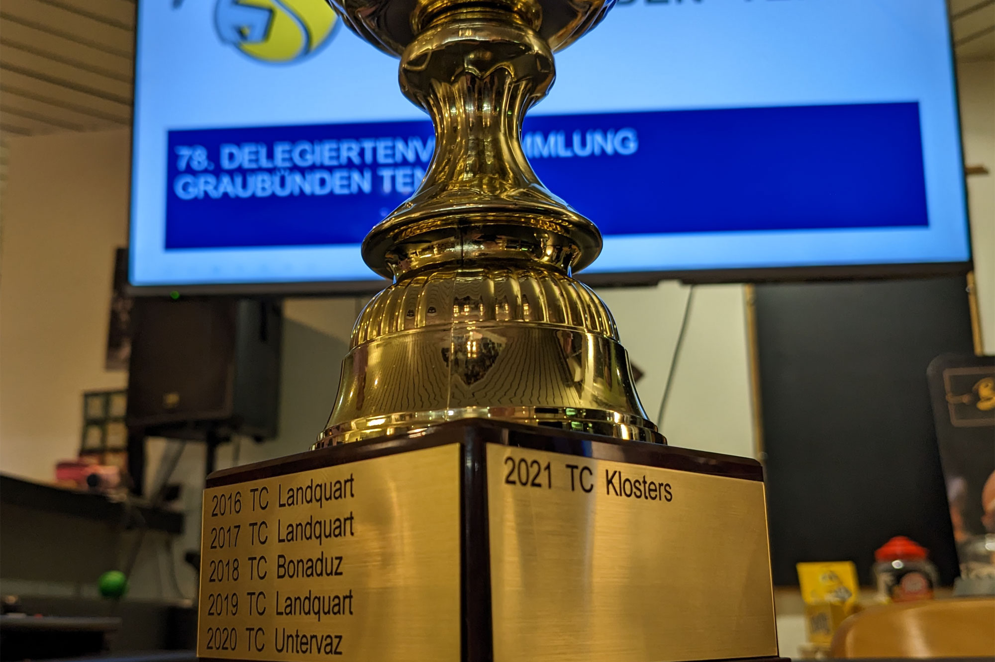 Bündner Club Cup Pokal mit den Vorjahressiegern